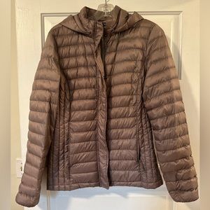 Women’s Size Medium Tan Lightweight Puffer Jacket with Inside Pockets.